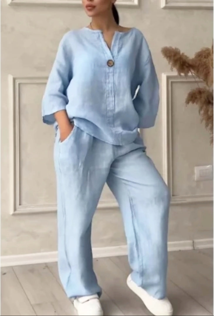 Femme portant un ensemble bas large bleu ciel vue de face