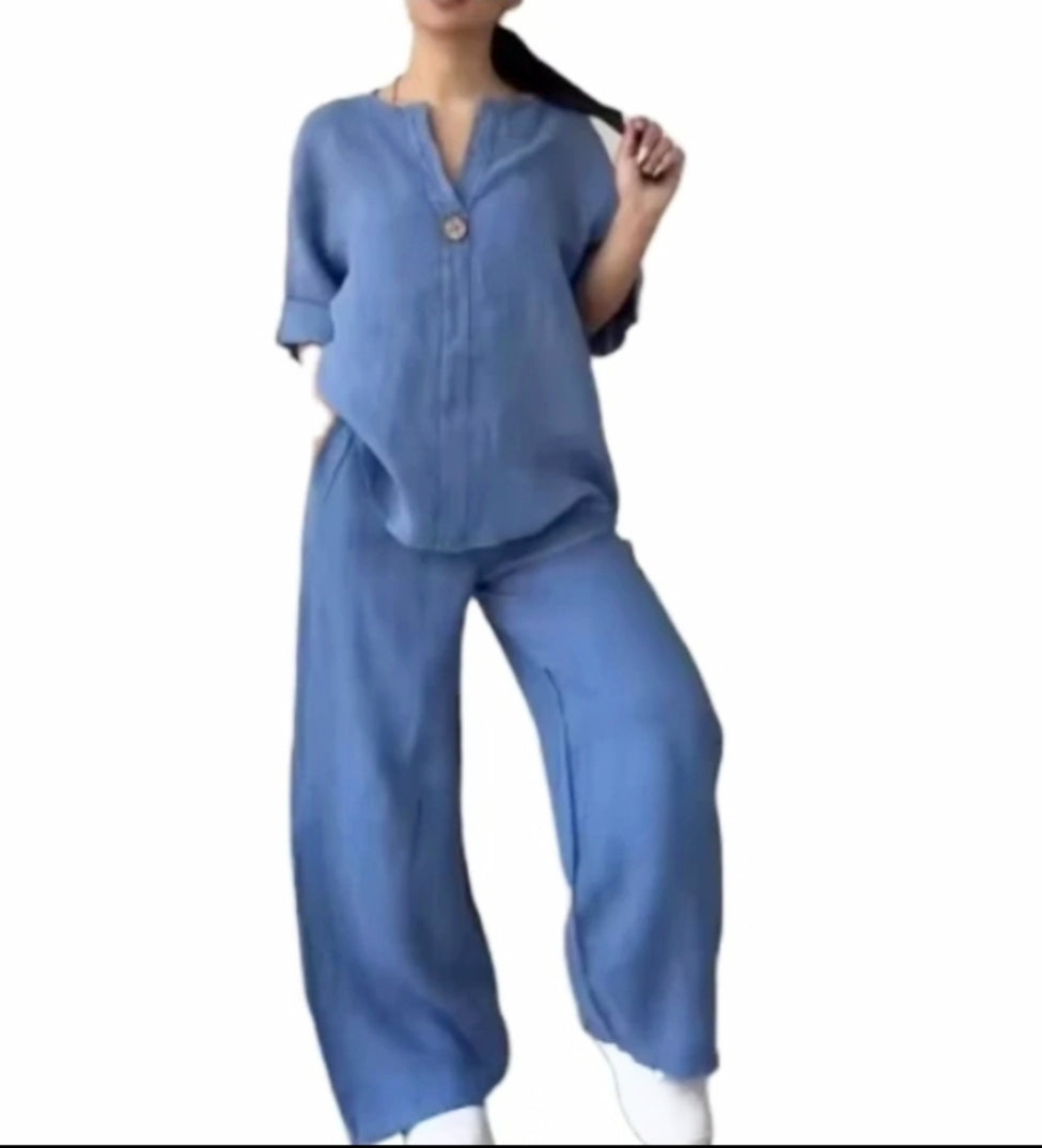 Femme portant un ensemble bas large bleu, vue de face.