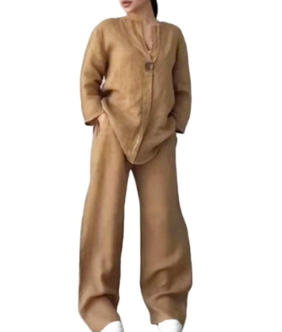 Femme portant un ensemble bas large marron vue de face