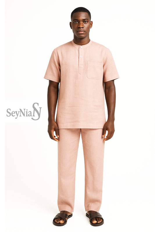 Homme de teint noir, portant un ensemble chemise de couleur rose claire, vue de face. 