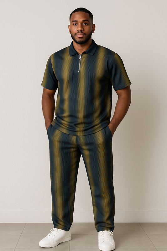 Homme portant l'ensemble chemise rayé, vue de face. 