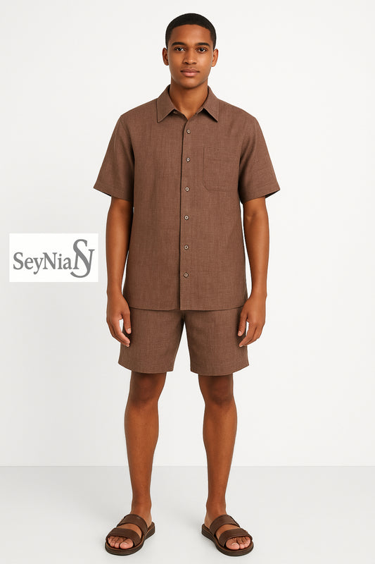 Jeune homme de teint marron portant un ensemble short en lin de couleur marron clair. 