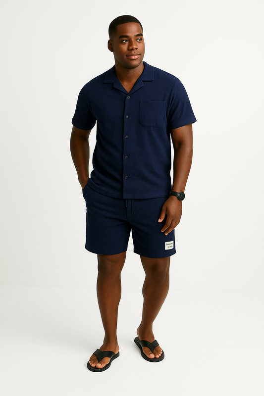 Homme portant l'ensemble short en coton, de couleur bleu de nuit, vue de face