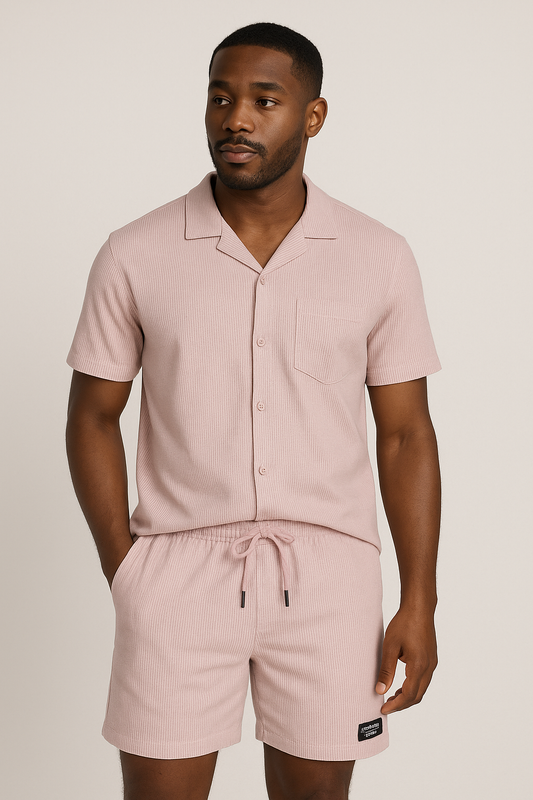 Homme portant l'ensemble short coton, rose vue de face. 
