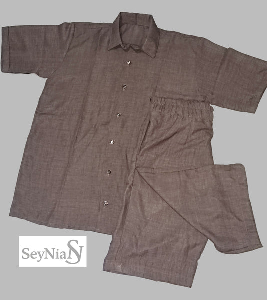 Ensemble short en lin de couleur marron clair, vue de face. 